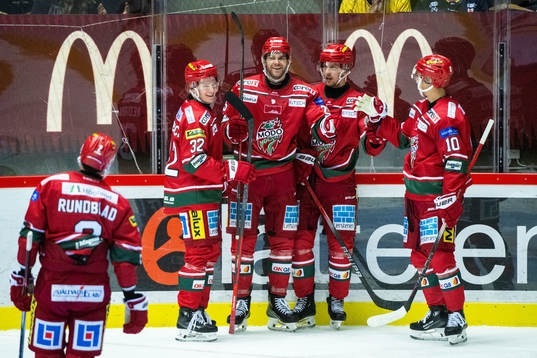 MoDos Sam Vigneault jublar med lagkamrater