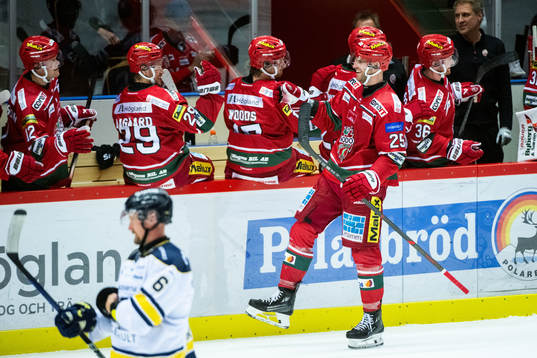 MoDos Sam Vigneault jublar med lagkamrater