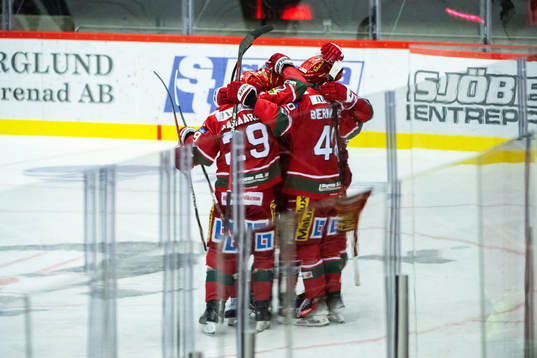 MoDos David Bernhardt jublar med lagkamrater
