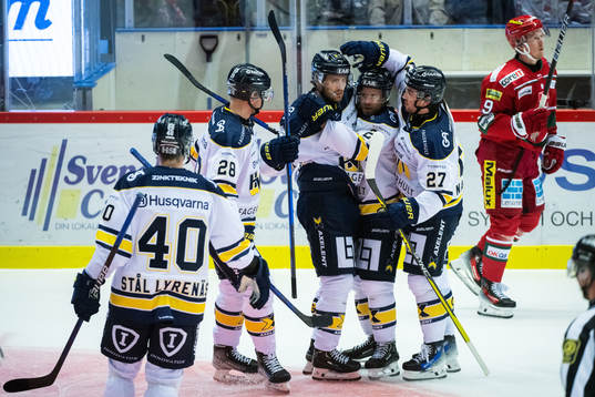 HV71s Fredrik Forsberg jublar med lagkamrater