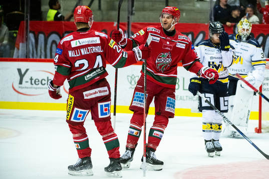 MoDos Erik Walli Walterholm jublar med Sam Vigneault
