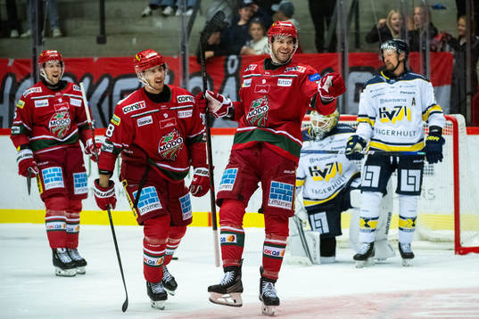 MoDos Sam Vigneault jublar med Johan Södergran