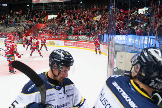 MoDos spelare jublar med supportrar medan HV71s deppar