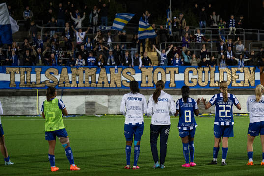 IFK Göteborgs spelare tackar publiken