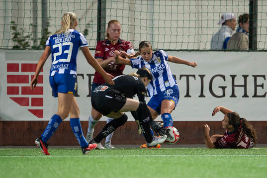 Örgrytes målvakt Clara Andersson och IFK Göteborgs