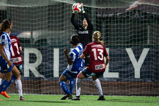 IFK Göteborgs målvakt Johanna Henriksson räddar en boll