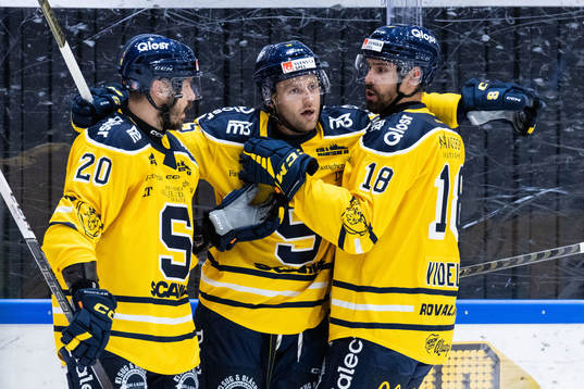 Södertäljes Albin Carlson jublar med Marcus Eriksson och