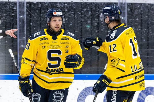 Södertäljes Emil Alba jublar med Viktor Liljegren