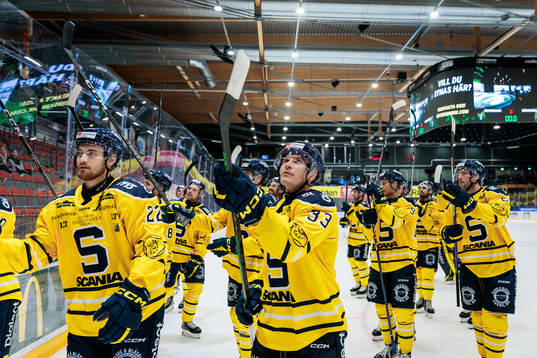 Södertäljes Filiph Engsund jublar