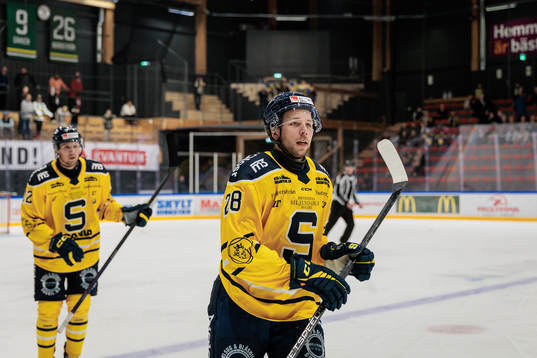 Södertäljes Emil Alba jublar