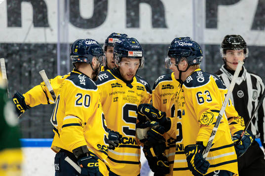 Södertäljes Emil Alba jublar med lagkamrater