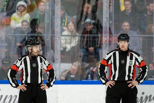 Domare Mattias Enroth i samtal med Domare Carl von Sivers