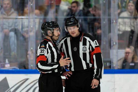 Domare Mattias Enroth i samtal med Domare Carl von Sivers