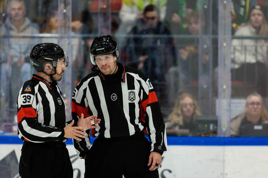 Domare Mattias Enroth i samtal med Domare Carl von Sivers