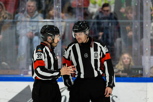 Domare Mattias Enroth i samtal med Domare Carl von Sivers