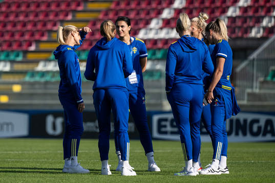 Amanda Nildén, goalkeeper Zecira Musovic and players of