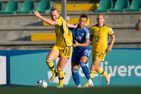 Stina Blackstenius of Sweden and Arianna Caruso of Italy