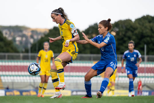 Kosovare Asllani of Sweden and Manuela Giugliano of Italy