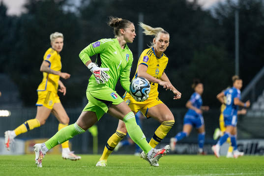 goalkeeper Laura Giuliani of Italy and Stina Blackstenius
