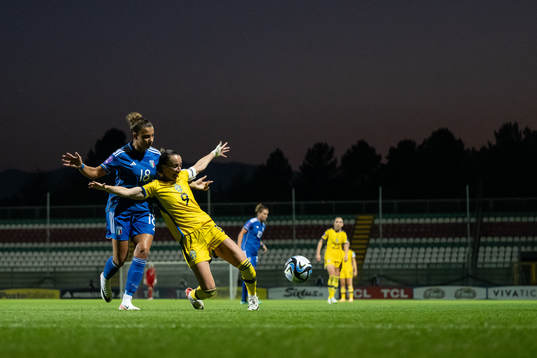 Arianna Caruso of Italy and Kosovare Asllani of Sweden
