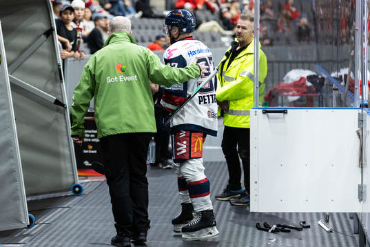 Linköpings Jesper Pettersson lämnar isen
