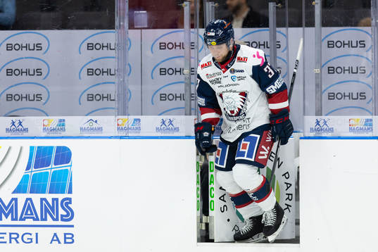 Linköpings Jesper Pettersson lämnar isen