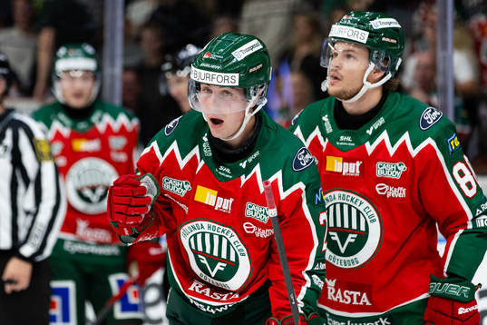 Frölundas Jere Innala får hjälp av isen