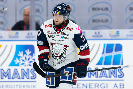 Linköpings Jesper Pettersson lämnar isen