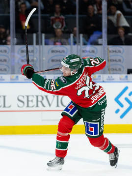 Frölundas Pontus Johansson skjuter av klubban