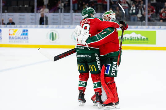 Frölundas Carl Klingberg jublar ihop med målvakt Lars