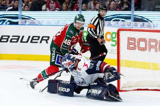 Linköpings målvakt Marcus Högberg räddar en straff mot