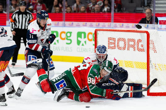 Linköpings Henrik Törnqvist och målvakt Marcus Högberg