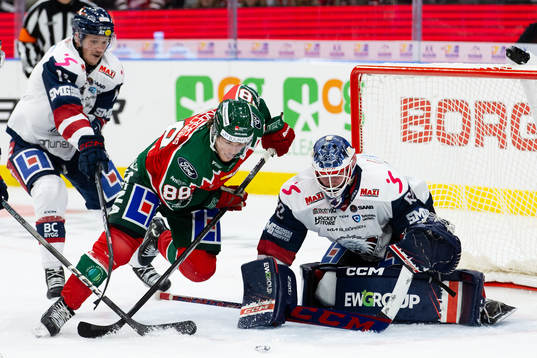 Linköpings Henrik Törnqvist och målvakt Marcus Högberg