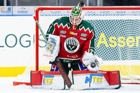 Frölundas målvakt Lars Johansson räddar ett skott