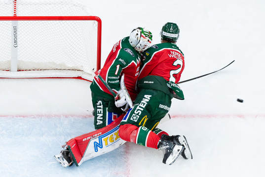 Frölundas målvakt Lars Johansson och Christian Folin