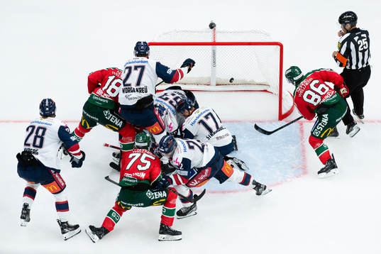 Pucken i mål bakom Linköpings målvakt Marcus Högberg,