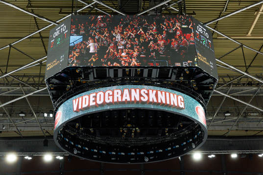 Jumbotronen förmedlar att det pågår en videogranskning
