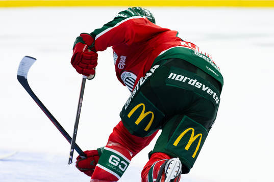 Frölundas Carl Klingberg skjuter av klubban