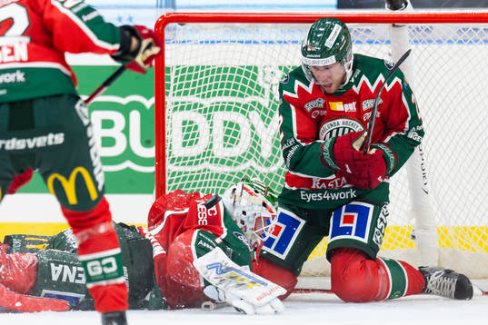 Frölundas Christian Folin täcker skott i målet med