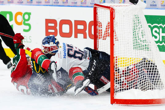 Frölundas Max Lindroth kolliderar med Linköpings målvakt