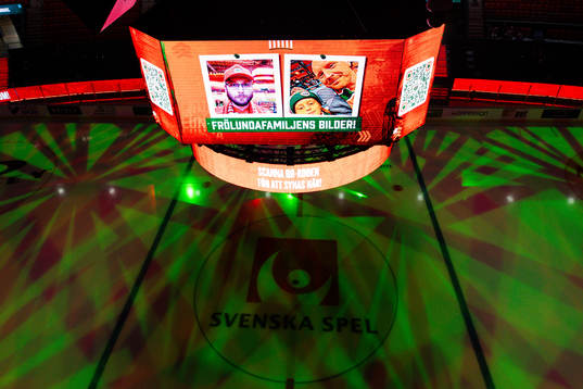 Jumbotronen i Scandinavium ovanför mittcirkeln med Svenska