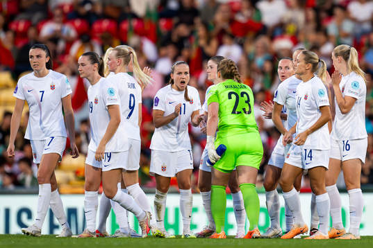 Guro Reiten and players of Norway
