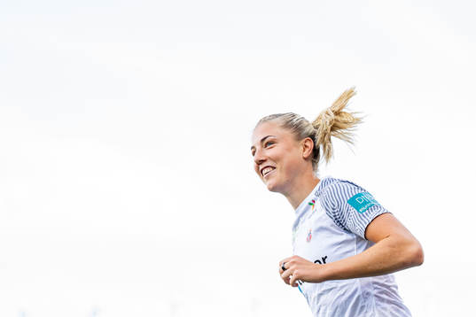 Sophie Román Haug of Norway warms up