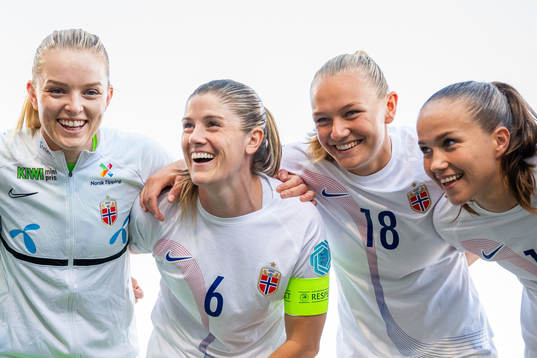 Goalkeeper Guro Pettersen, Maren Mjelde, Frida Maanum and