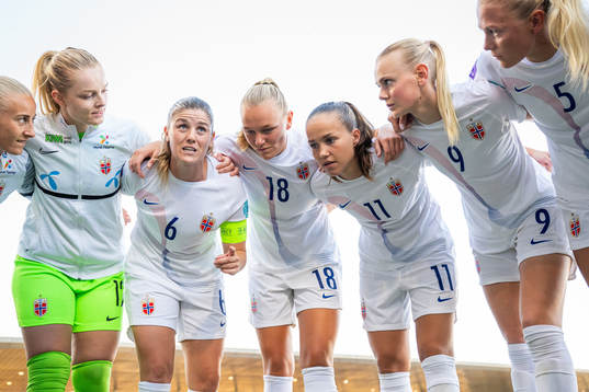 Anja Sønstevold, goalkeeper Guro Pettersen, Maren Mjelde,