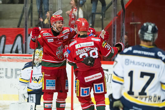 MoDos Erik Walli Walterholm jublar med lagkamrater