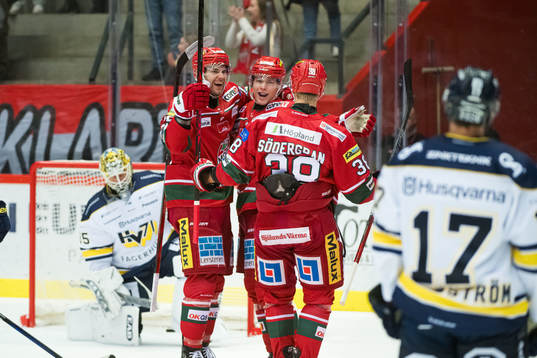 MoDos Sam Vigneault jublar med lagkamrater