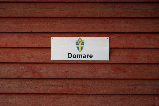 En parkeringsskylt med texten domare