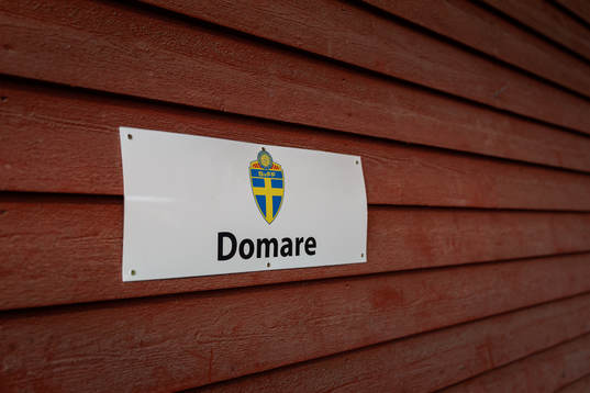 En parkeringsskylt med texten domare