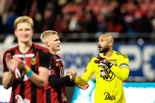 Östersunds Andre Österholm och Aly Keita jublar